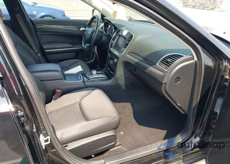 2019 Chrysler 300 Touring Awd z USA, uszkodzony, nr VIN 2C3CCARG5KH700982